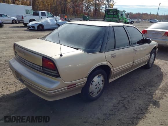 ✅ 1994 Oldsmobile Cutlass Supreme • VIN: 1G3WH55M6RD388952 • Lot: 43610582. Wystawiony na IAAI z przebiegiem 71 102 mil. Bezpłatny archiwum sprzedaży aukcyjnych z USA i szczegółowy raport historii pojazdu na DreamBid. Zdjęcie 4.