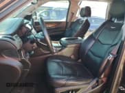 ✅ 2015 Cadillac Escalade Premium • VIN: 1GYS4NKJ9FR502603 • Lot: 82506135. Wystawiony na Copart z przebiegiem 97 794 mil. Bezpłatny archiwum sprzedaży aukcyjnych z USA i szczegółowy raport historii pojazdu na DreamBid. Zdjęcie 7.