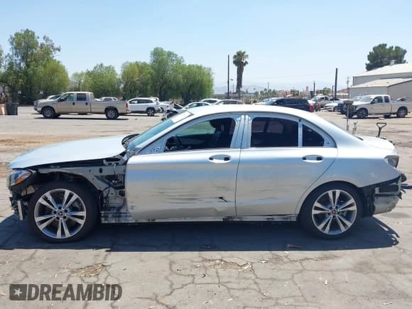 ✅ 2017 Mercedes-Benz C 300 • VIN: 55SWF4JB6HU223882 • Lot: 42795716. Wystawiony na IAAI z przebiegiem 113 759 mil. Bezpłatny archiwum sprzedaży aukcyjnych z USA i szczegółowy raport historii pojazdu na DreamBid. Zdjęcie 15.