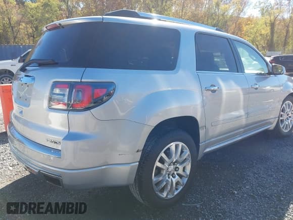✅ 2016 GMC Acadia Denali • VIN: 1GKKVTKD4GJ212646 • Lot: 43467529. Listed on IAAI with 111,203 mi. Free auction sales archive from the USA and detailed vehicle history report at DreamBid. Image 4.
