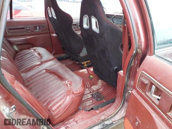 ✅ 1992 Buick Roadmaster • VIN: 1G4BN5372NR408210 • Lot: 41934723. Wystawiony na IAAI z przebiegiem 160 990 mil. Bezpłatny archiwum sprzedaży aukcyjnych z USA i szczegółowy raport historii pojazdu na DreamBid. Zdjęcie 8.