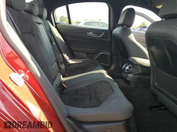 ✅ 2021 Alfa Romeo Giulia Quadrifoglio • VIN: ZARFAMEV3M7643268 • Lot: 71452985. Wystawiony na Copart z przebiegiem 48 593 mil. Bezpłatny archiwum sprzedaży aukcyjnych z USA i szczegółowy raport historii pojazdu na DreamBid. Zdjęcie 10.