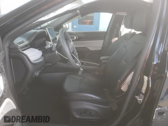 ✅ 2023 Jeep Compass (RED) Edition • VIN: 3C4NJDCN0PT538700 • Lot: 85641255. Wystawiony na Copart z przebiegiem 14 884 mil. Bezpłatny archiwum sprzedaży aukcyjnych z USA i szczegółowy raport historii pojazdu na DreamBid. Zdjęcie 7.