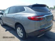 ✅ 2021 Buick Enclave Essence • VIN: 5GAEVAKW2MJ180999 • Lot: 42788412. Wystawiony na IAAI z przebiegiem 62 582 mil. Bezpłatny archiwum sprzedaży aukcyjnych z USA i szczegółowy raport historii pojazdu na DreamBid. Zdjęcie 3.