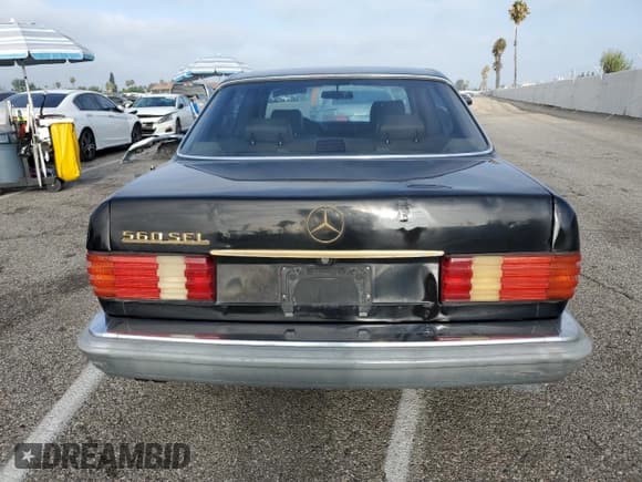 ✅ 1988 Mercedes-Benz 560 • VIN: WDBCA39D4JA397286 • Lot: 67397615. Wystawiony na Copart z przebiegiem 109 532 mil. Bezpłatny archiwum sprzedaży aukcyjnych z USA i szczegółowy raport historii pojazdu na DreamBid. Zdjęcie 6.