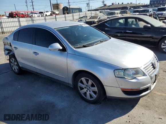 ✅ 2008 Volkswagen Passat Turbo • VIN: WVWJK73C08E054989 • Lot: 70349595. Wystawiony na Copart z przebiegiem 198 493 mil. Bezpłatny archiwum sprzedaży aukcyjnych z USA i szczegółowy raport historii pojazdu na DreamBid. Zdjęcie 4.
