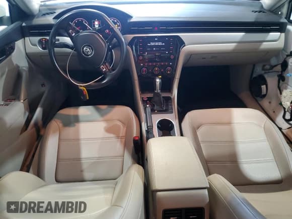 ✅ 2020 Volkswagen Passat SE • VIN: 1VWWA7A37LC006886 • Lot: 81890185. Wystawiony na Copart z przebiegiem 44 994 mil. Bezpłatny archiwum sprzedaży aukcyjnych z USA i szczegółowy raport historii pojazdu na DreamBid. Zdjęcie 8.