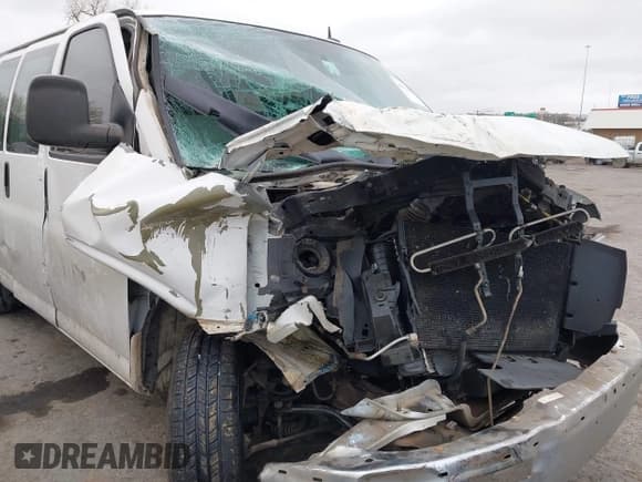 ✅ 2014 Chevrolet Express Cargo • VIN: 1GCWGFCB1E1113057 • Lot: 41913600. Wystawiony na IAAI z przebiegiem 196 605 mil. Bezpłatny archiwum sprzedaży aukcyjnych z USA i szczegółowy raport historii pojazdu na DreamBid. Zdjęcie 6.