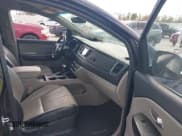 ✅ 2020 Kia Sedona LX • VIN: KNDMB5C15L6580831 • Lot: 43738560. Wystawiony na IAAI z przebiegiem 113 874 mil. Bezpłatny archiwum sprzedaży aukcyjnych z USA i szczegółowy raport historii pojazdu na DreamBid. Zdjęcie 5.