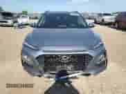 2020 Hyundai Kona SEL z VIN KM8K2CAA2LU529048, wystawiony jako Copart lot #59823353 z przebiegiem 40 612 mil mil oraz . Historia ofert i sprzedaży dostępna na DreamBid. Obrazek 5.