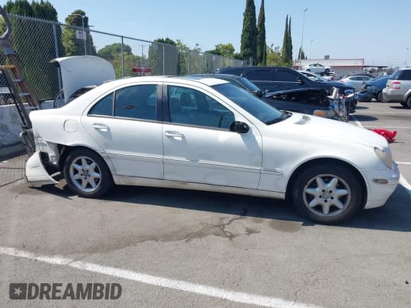 ✅ 2002 Mercedes-Benz C 230/260/280/320 • VIN: WDBRF61J32F272220 • Lot: 42665768. Wystawiony na IAAI z przebiegiem Nie podano. Bezpłatny archiwum sprzedaży aukcyjnych z USA i szczegółowy raport historii pojazdu na DreamBid. Zdjęcie 14.