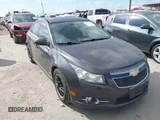 2014 Chevrolet Cruze 1LT z VIN 1G1PC5SBXE7205673, wystawiony jako IAAI lot #43295390 z przebiegiem 156 472 mil mil oraz . Historia ofert i sprzedaży dostępna na DreamBid. Obrazek 1.