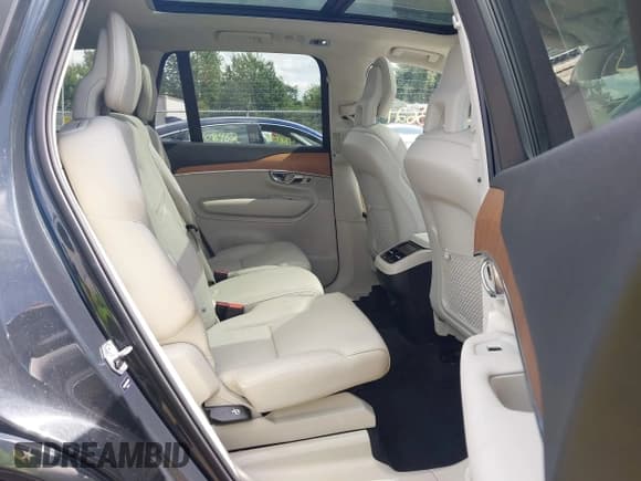 ✅ 2021 Volvo XC90 Momentum • VIN: YV4A22PK8M1671141 • Lot: 43083621. Wystawiony na IAAI z przebiegiem 68 902 mil. Bezpłatny archiwum sprzedaży aukcyjnych z USA i szczegółowy raport historii pojazdu na DreamBid. Zdjęcie 8.
