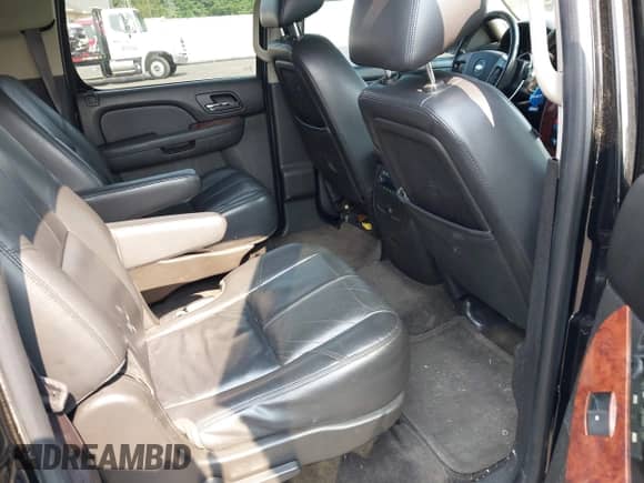 2014 Chevrolet Suburban LT z VIN 1GNSKJE72ER100836, wystawiony jako IAAI lot #42378709 z przebiegiem 365 946 mil mil oraz . Historia ofert i sprzedaży dostępna na DreamBid. Obrazek 8.