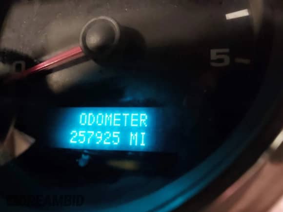 2007 Chevrolet Silverado 2500HD LTZ z VIN 1GCHK29617E595261, wystawiony jako IAAI lot #42846735 z przebiegiem 257 925 mil mil oraz . Historia ofert i sprzedaży dostępna na DreamBid. Obrazek 7.