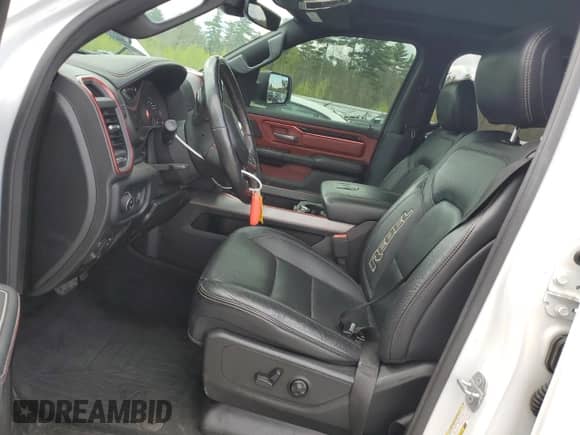 2020 Ram 1500 Rebel z VIN 1C6SRFLM1LN230872, wystawiony jako Copart lot #55671585 z przebiegiem 97 202 mil mil oraz Szkoda całkowita • Salvage title. Historia ofert i sprzedaży dostępna na DreamBid. Obrazek 7.