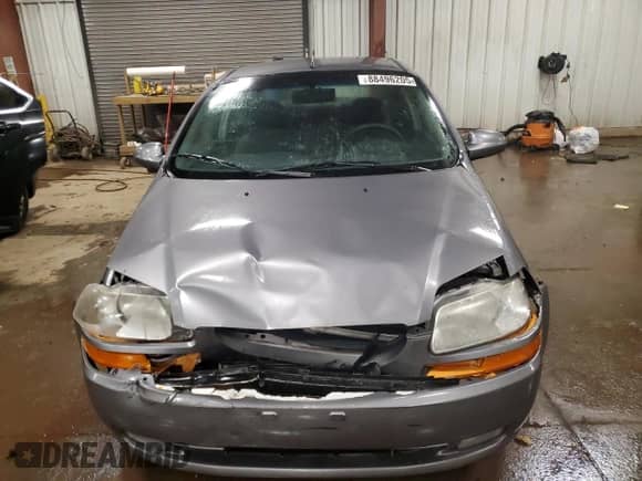 2006 Chevrolet Aveo LS z VIN KL1TD56646B553734, wystawiony jako Copart lot #88496205 z przebiegiem 156 610 mil mil oraz Czysty tytuł • Clean title. Historia ofert i sprzedaży dostępna na DreamBid. Obrazek 5.