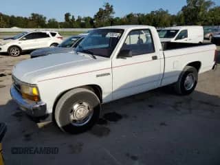 1992 Dodge Dakota z VIN 1B7FL26XXNS690465, wystawiony jako Copart lot #77436274 z przebiegiem 112 226 mil mil oraz Czysty tytuł • Clean title. Historia ofert i sprzedaży dostępna na DreamBid. Obrazek 1.