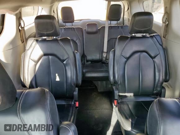 ✅ 2020 Chrysler Voyager LXi • VIN: 2C4RC1DG1LR172723 • Lot: 82142135. Wystawiony na Copart z przebiegiem 108 857 mil. Bezpłatny archiwum sprzedaży aukcyjnych z USA i szczegółowy raport historii pojazdu na DreamBid. Zdjęcie 10.