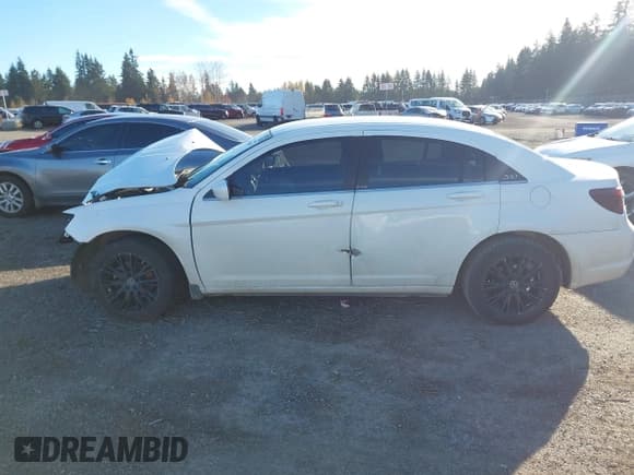 ✅ 2012 Chrysler 200 LX • VIN: 1C3CCBAB4CN320532 • Лот: 43748891. Опубликован ранее на IAAI с пробегом Не указан. Бесплатный доступ к архиву аукционных продаж из США и подробный отчёт об истории автомобиля на DreamBid. Изображение 15.