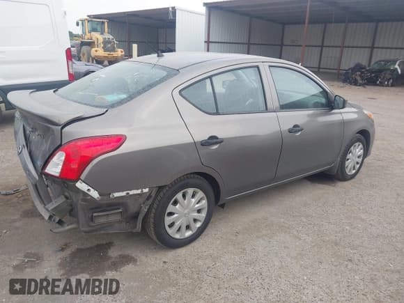 ✅ 2016 Nissan Versa SV • VIN: 3N1CN7AP8GL887611 • Lot: 42837207. Wystawiony na IAAI z przebiegiem 94 550 mil. Bezpłatny archiwum sprzedaży aukcyjnych z USA i szczegółowy raport historii pojazdu na DreamBid. Zdjęcie 4.