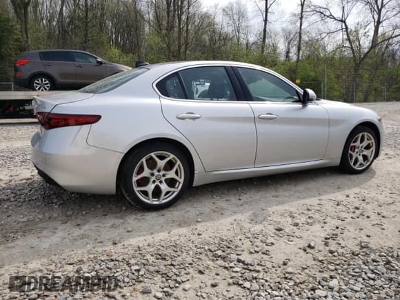 ✅ 2021 Alfa Romeo Giulia Ti • VIN: ZARFANBN2M7647094 • Lot: 54878495. Wystawiony na Copart z przebiegiem 34 909 mil. Bezpłatny archiwum sprzedaży aukcyjnych z USA i szczegółowy raport historii pojazdu na DreamBid. Zdjęcie 3.