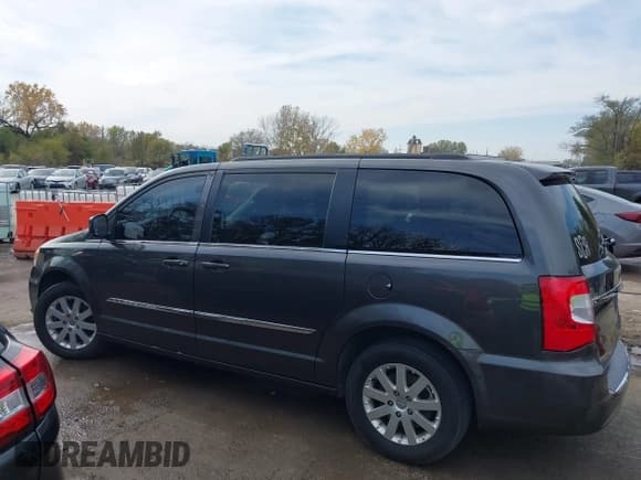 ✅ 2015 Chrysler Town & Country Touring • VIN: 2C4RC1BG9FR695141 • Lot: 43560145. Wystawiony na IAAI z przebiegiem 208 773 mil. Bezpłatny archiwum sprzedaży aukcyjnych z USA i szczegółowy raport historii pojazdu na DreamBid. Zdjęcie 14.