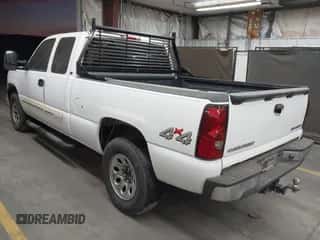 2005 Chevrolet Silverado 1500 Z71 z VIN 1GCEK19ZX5Z288197, wystawiony jako IAAI lot #43477232 z przebiegiem 165 806 mil mil oraz . Historia ofert i sprzedaży dostępna na DreamBid. Obrazek 3.
