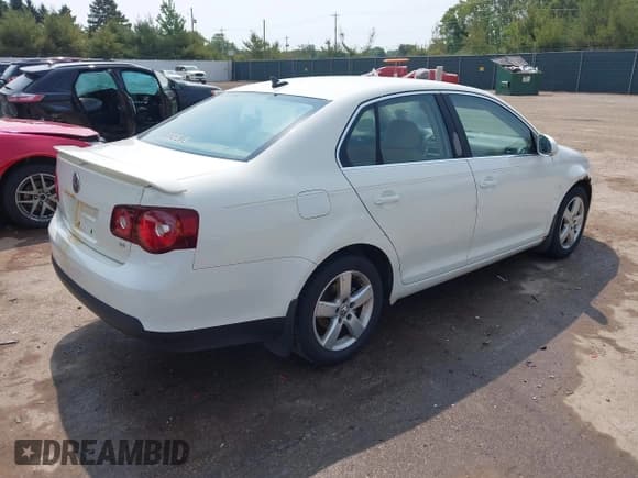 ✅ 2008 Volkswagen Jetta SE • VIN: 3VWRM71K18M022308 • Lot: 42404727. Listed on IAAI with 221,726 mi. Free auction sales archive from the USA and detailed vehicle history report at DreamBid. Image 4.