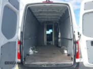 ✅ 2021 Mercedes-Benz Sprinter Cargo • VIN: W1Y4DCHY7MT049570 • Lot: 43690723. Wystawiony na IAAI z przebiegiem 15 426 mil. Bezpłatny archiwum sprzedaży aukcyjnych z USA i szczegółowy raport historii pojazdu na DreamBid. Zdjęcie 8.