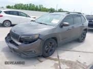 ✅ 2021 Jeep Cherokee Latitude Plus • VIN: 1C4PJLLB3MD173522 • Лот: 42476089. Опубликован ранее на IAAI с пробегом 76 830 миль. Бесплатный доступ к архиву аукционных продаж из США и подробный отчёт об истории автомобиля на DreamBid. Изображение 2.