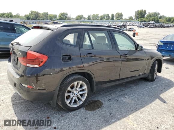 ✅ 2015 BMW X1 xDrive28i • VIN: WBAVL1C53FVY32967 • Lot: 70714155. Listed on Copart with 136,587 mi. Free auction sales archive from the USA and detailed vehicle history report at DreamBid. Image 3.