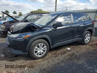 ✅ 2023 Toyota Corolla Cross L • VIN: 7MUAAABG2PV050834 • Lot: 85666685. Wystawiony na Copart z przebiegiem 35 022 mil. Bezpłatny archiwum sprzedaży aukcyjnych z USA i szczegółowy raport historii pojazdu na DreamBid. Zdjęcie 1.