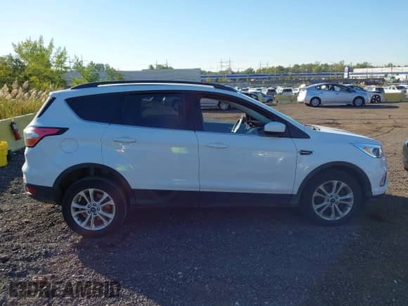 2018 Ford Escape SE z VIN 1FMCU9GD7JUC68368, wystawiony jako IAAI lot #43336557 z przebiegiem 104 766 mil mil oraz . Historia ofert i sprzedaży dostępna na DreamBid. Obrazek 13.