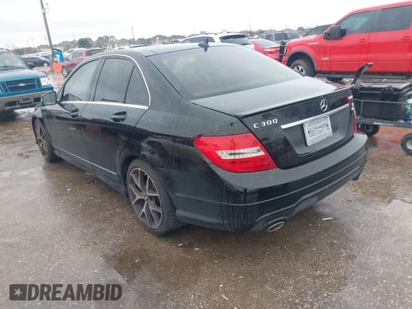 ✅ 2013 Mercedes-Benz C 300 Sport • VIN: WDDGF8AB3DG073703 • Lot: 41551296. Wystawiony na IAAI z przebiegiem 123 912 mil. Bezpłatny archiwum sprzedaży aukcyjnych z USA i szczegółowy raport historii pojazdu na DreamBid. Zdjęcie 3.