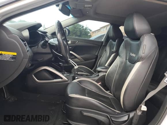 2013 Hyundai Veloster Turbo z VIN KMHTC6AE8DU123217, wystawiony jako Copart lot #69754965 z przebiegiem 11 088 mil mil oraz Czysty tytuł • Clean title. Historia ofert i sprzedaży dostępna na DreamBid. Obrazek 7.