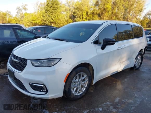 ✅ 2024 Chrysler Pacifica Touring L • VIN: 2C4RC1BG4RR114519 • Lot: 43491803. Wystawiony na IAAI z przebiegiem 20 029 mil. Bezpłatny archiwum sprzedaży aukcyjnych z USA i szczegółowy raport historii pojazdu na DreamBid. Zdjęcie 2.