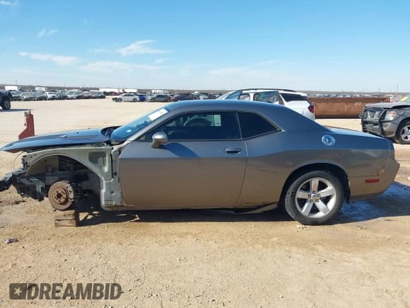 ✅ 2012 Dodge Challenger SXT • VIN: 2C3CDYAGXCH285791 • Lot: 41613090. Wystawiony na IAAI z przebiegiem 182 466 mil. Bezpłatny archiwum sprzedaży aukcyjnych z USA i szczegółowy raport historii pojazdu na DreamBid. Zdjęcie 15.