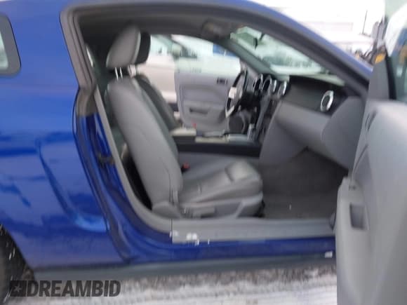 ✅ 2005 Ford Mustang Deluxe • VIN: 1ZVFT80N655157552 • Лот: 43842175. Опубликован ранее на IAAI с пробегом Не указан. Бесплатный доступ к архиву аукционных продаж из США и подробный отчёт об истории автомобиля на DreamBid. Изображение 5.