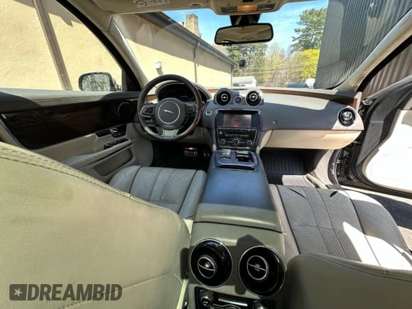 ✅ 2011 Jaguar XJ XJL • VIN: SAJWA2GB8BLV15633 • Lot: 92482215. Wystawiony na Copart z przebiegiem 115 725 mil. Bezpłatny archiwum sprzedaży aukcyjnych z USA i szczegółowy raport historii pojazdu na DreamBid. Zdjęcie 9.