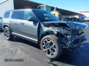 ✅ 2026 Rivian R1S Adventure • VIN: 7PDSGCBA8TN075797 • Lot: 43548257. Wystawiony na IAAI z przebiegiem 719 mil. Bezpłatny archiwum sprzedaży aukcyjnych z USA i szczegółowy raport historii pojazdu na DreamBid. Zdjęcie 1.