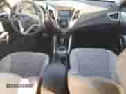 2012 Hyundai Veloster w/Red Int z VIN KMHTC6AD5CU067498, wystawiony jako Copart lot #90810075 z przebiegiem 132 773 mil mil oraz Czysty tytuł • Clean title. Historia ofert i sprzedaży dostępna na DreamBid. Obrazek 8.