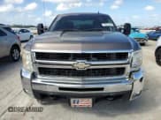 ✅ 2008 Chevrolet Silverado 2500HD 1LT • VIN: 1GCHC23638F112984 • Lot: 78577554. Wystawiony na Copart z przebiegiem 196 571 mil. Bezpłatny archiwum sprzedaży aukcyjnych z USA i szczegółowy raport historii pojazdu na DreamBid. Zdjęcie 5.