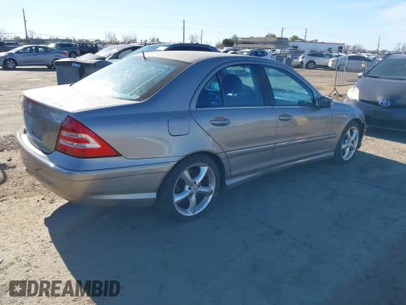 ✅ 2005 Mercedes-Benz C 230 Kompressor • VIN: WDBRF40J65F640304 • Lot: 41331344. Wystawiony na IAAI z przebiegiem 126 574 mil. Bezpłatny archiwum sprzedaży aukcyjnych z USA i szczegółowy raport historii pojazdu na DreamBid. Zdjęcie 4.