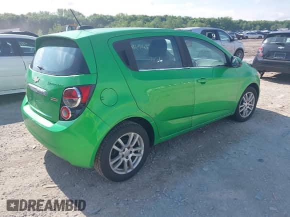 2015 Chevrolet Sonic LT z VIN 1G1JC6SB2F4112127, wystawiony jako IAAI lot #42243686 z przebiegiem 78 017 mil mil oraz . Historia ofert i sprzedaży dostępna na DreamBid. Obrazek 4.