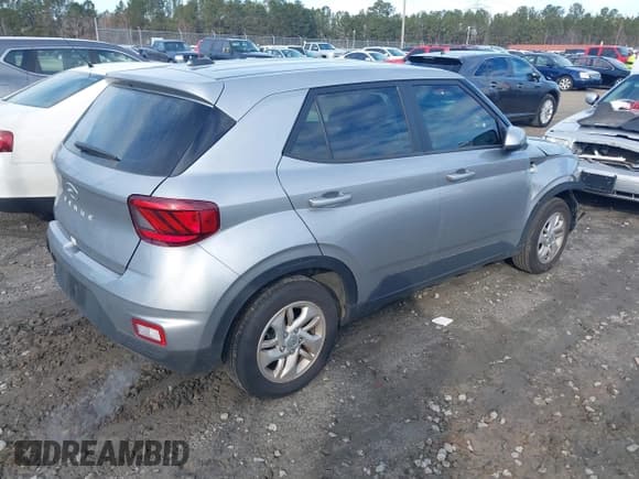 ✅ 2024 Hyundai Venue Essential • VIN: KMHRB8A35RU329657 • Lot: 41335200. Listed on IAAI with 11,622 mi. Free auction sales archive from the USA and detailed vehicle history report at DreamBid. Image 4.