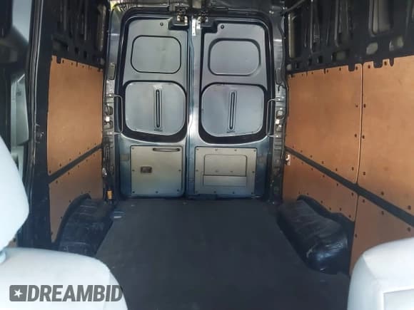 ✅ 2019 Nissan NV Cargo S • VIN: 1N6BF0LY5KN802619 • Lot: 43348259. Wystawiony na IAAI z przebiegiem 239 628 mil. Bezpłatny archiwum sprzedaży aukcyjnych z USA i szczegółowy raport historii pojazdu na DreamBid. Zdjęcie 7.