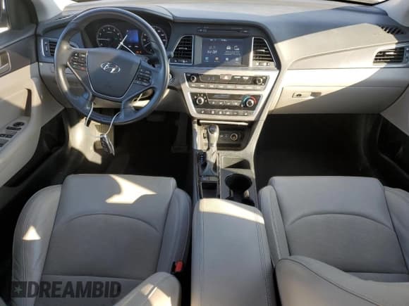 ✅ 2017 Hyundai Sonata Sport • VIN: 5NPE34AF9HH582931 • Lot: 90838595. Wystawiony na Copart z przebiegiem 70 576 mil. Bezpłatny archiwum sprzedaży aukcyjnych z USA i szczegółowy raport historii pojazdu na DreamBid. Zdjęcie 8.