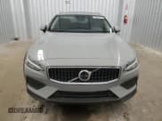 ✅ 2025 Volvo V60 Plus • VIN: YV4L12WK3S2149697 • Lot: 64740555. Wystawiony na Copart z przebiegiem 2 939 mil. Bezpłatny archiwum sprzedaży aukcyjnych z USA i szczegółowy raport historii pojazdu na DreamBid. Zdjęcie 5.