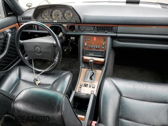 ✅ 1991 Mercedes-Benz 420 SEL • VIN: WDBCA35E6MA588873 • Лот: 49659915. Опубликован ранее на Copart с пробегом 85 565 миль. Бесплатный доступ к архиву аукционных продаж из США и подробный отчёт об истории автомобиля на DreamBid. Изображение 8.